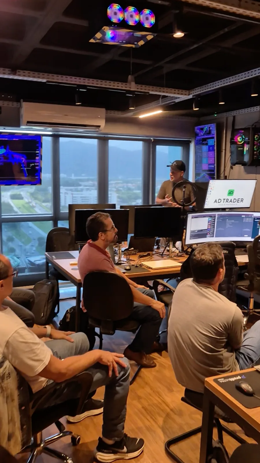 Sala de opera&ccedil;&atilde;o do escrit&oacute;rio da AD Trader