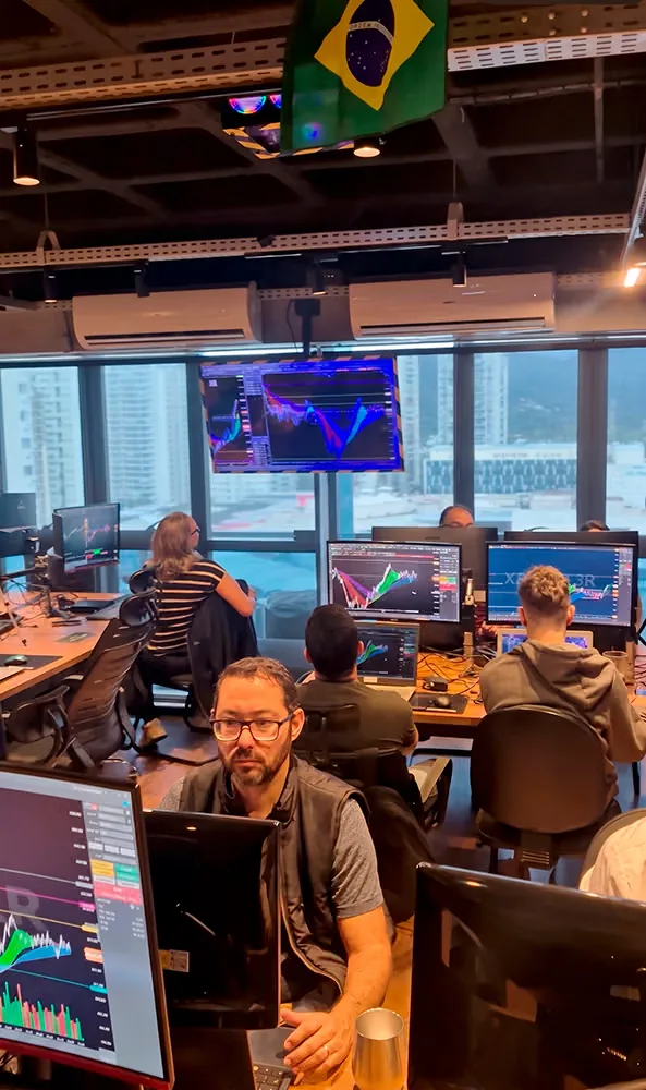 Traders operando lado a lado