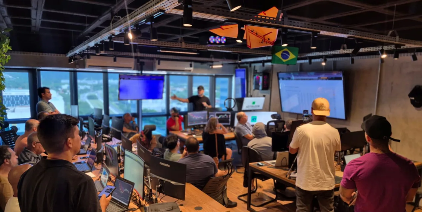 Escrit&oacute;rio da AD Trader com as mesas ocupadas
